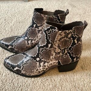 Blondo Snakeskin Pattern Ankle Boots Size 10 Like New!